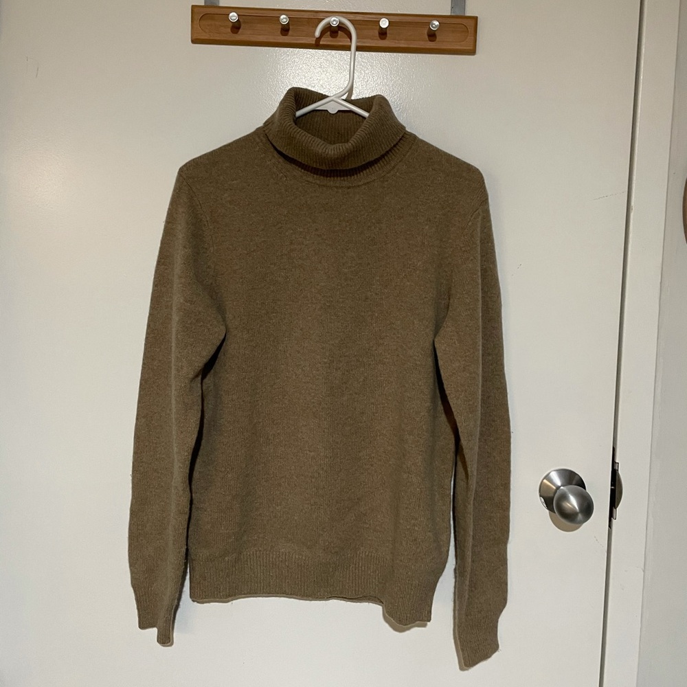 Uniqlo 100% Wool turtleneck